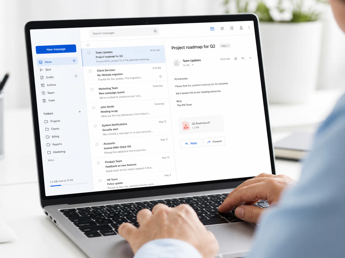 Dettaglio della webmail professionale con cartelle, ricerca e anteprima dei messaggi